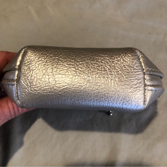 UGG silver Leather clam shell wallet/coin purse - Like New - Picture 3 of 4